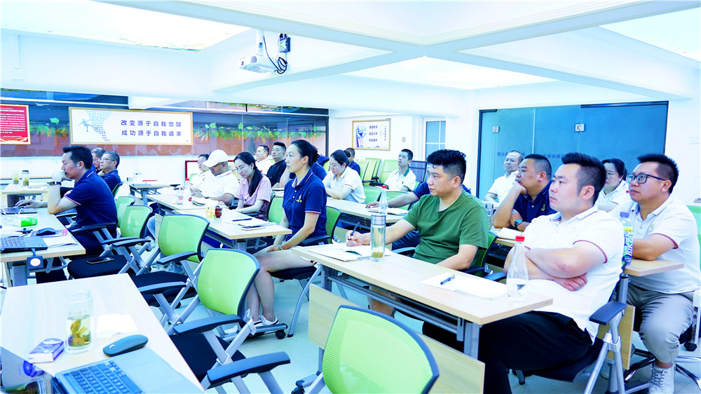 保持勤奮 勇攀高峰 空杯心態(tài) 始終篤行 石花雙雄醉召開七月月會(huì)