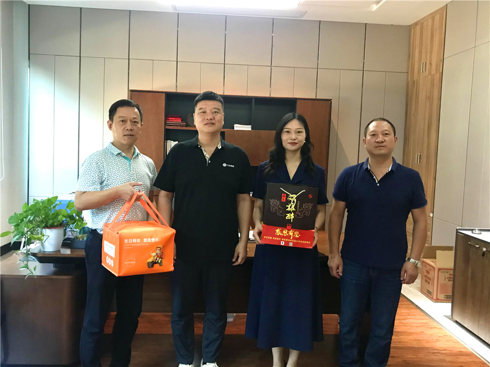 【雙雄醉贊助襄陽(yáng)企業(yè)家暖心工程系列報(bào)道】湖北力生電纜有限公司總經(jīng)理沈勇剛、襄陽(yáng)新金開(kāi)泵業(yè)有限公司副總經(jīng)理王安進(jìn)等收到暖心