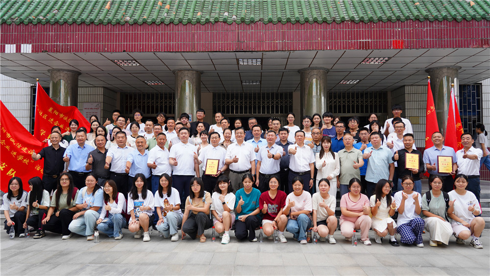 總經(jīng)理鄭書軍在襄陽市誠信建設(shè)“進(jìn)社區(qū)、進(jìn)企業(yè)、進(jìn)學(xué)?！被顒訂觾x式上代表誠信企業(yè)發(fā)言